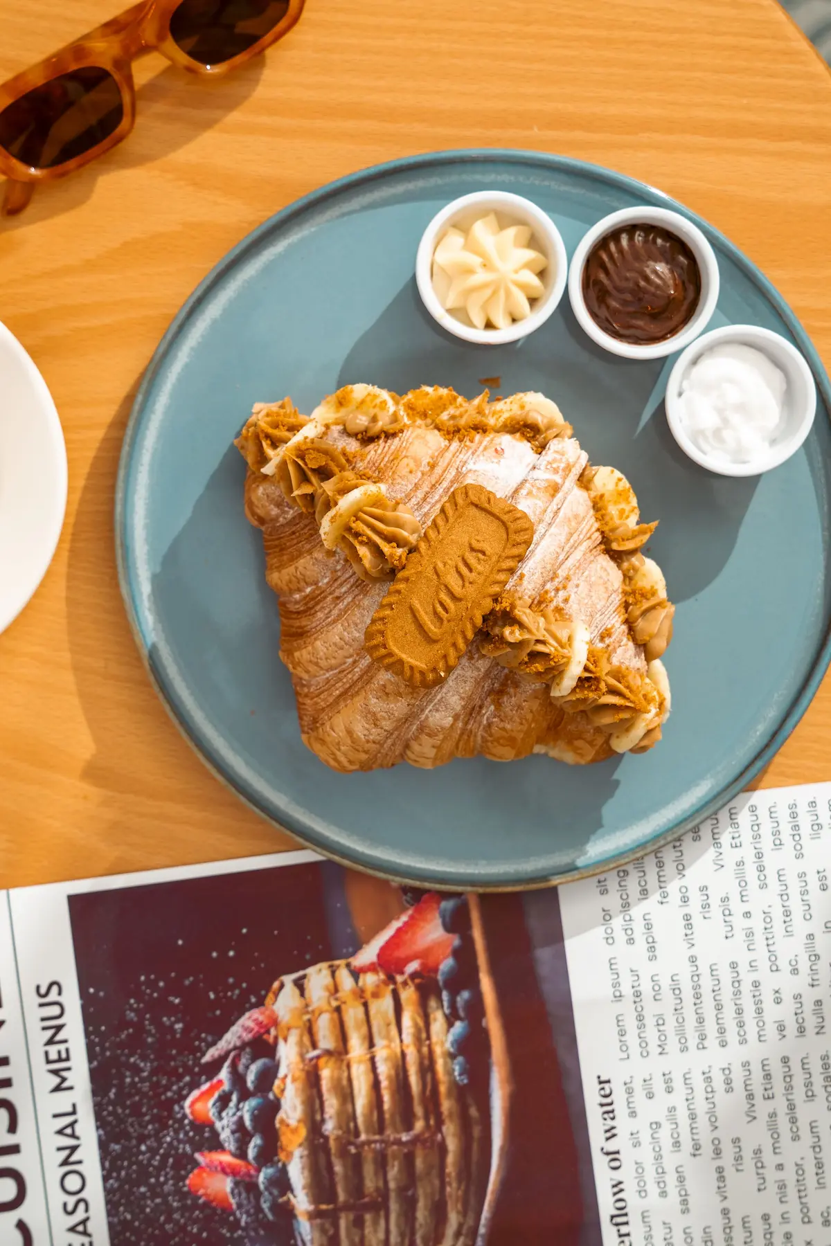 Happy Croissants'ta taze kruvasanlarla hazırlanmış kahvaltı
