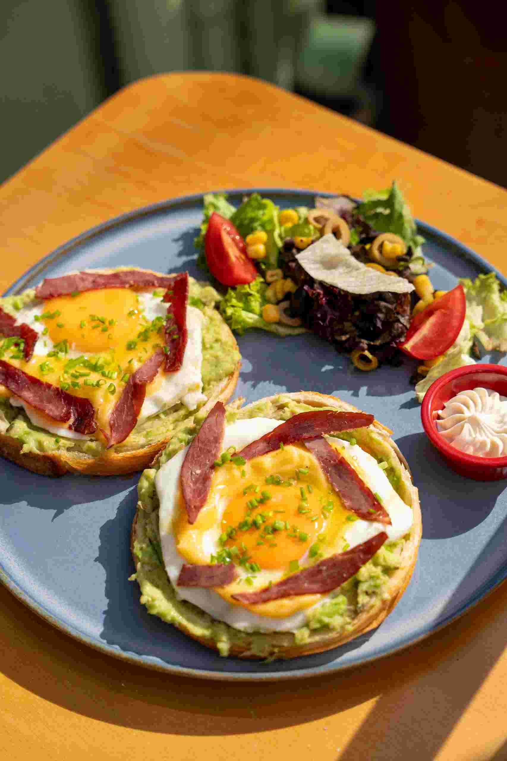 Avokadolu ve Yumurtalı New York Kruvasan