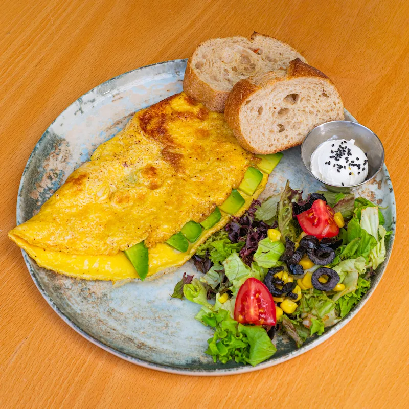 AVOKADOLU & PEYNİRLİ OMLET